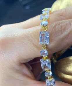 Brățara cu strasuri 