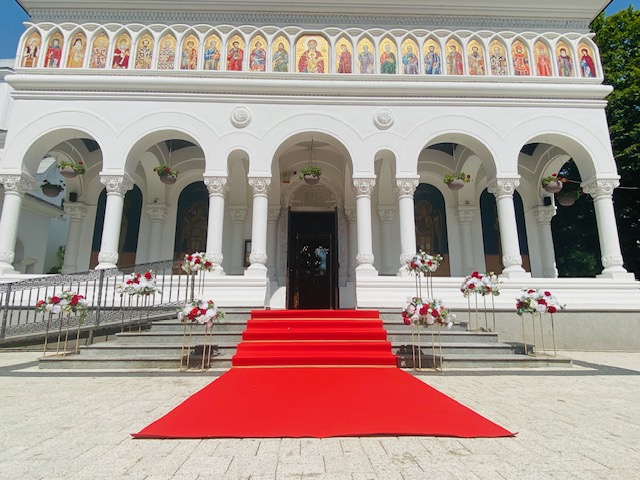 Decor elegant pentru ceremonia religioasă